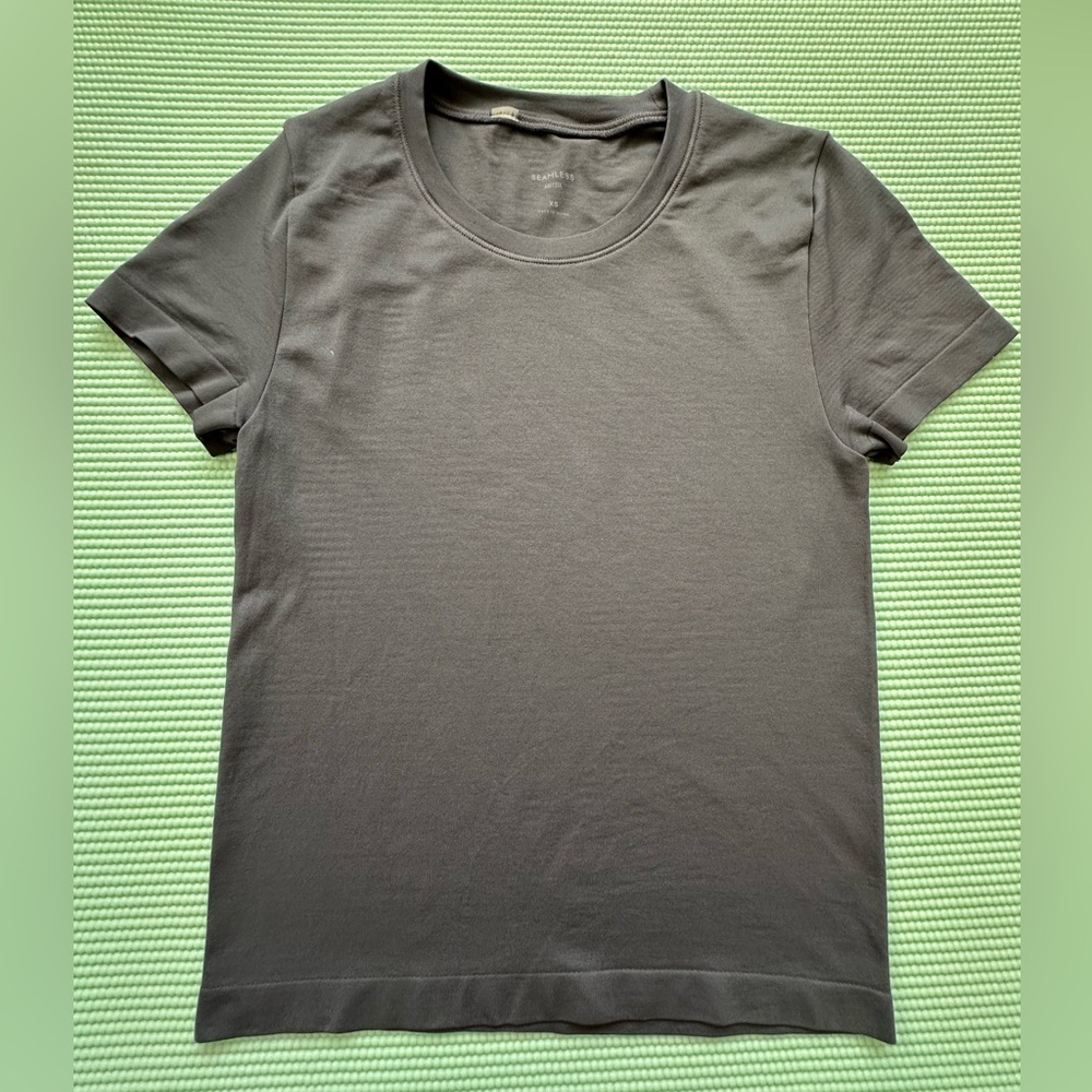 Aritzia Smooth Seamless Willow T-shirt. Size XS